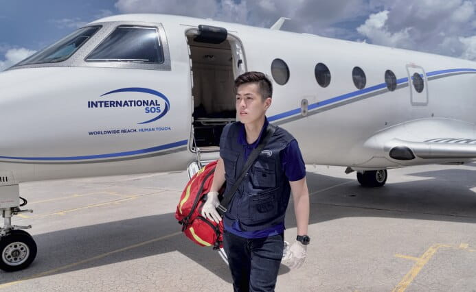 Un ambulancier de l'air International SOS sortant de l'avion suite à un rapatriement sanitaire