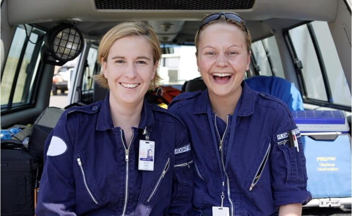Deux femmes médecins qui sourient
