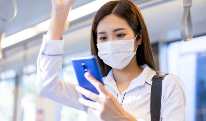 Employée avec un mask