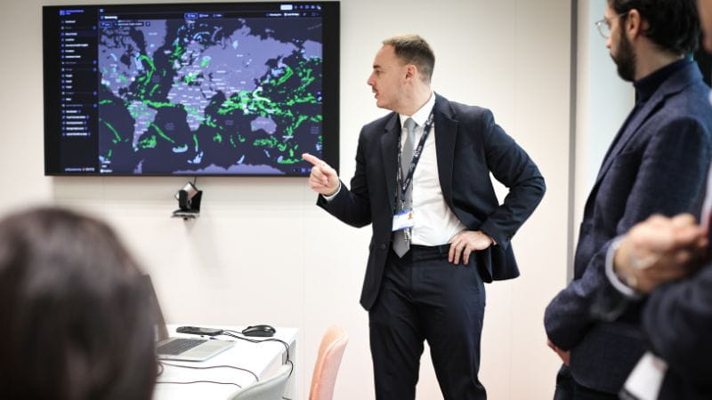 Giuseppe Tolino, Responsable solutions digitales chez International SOS présentant la plateforme CEM Quantum