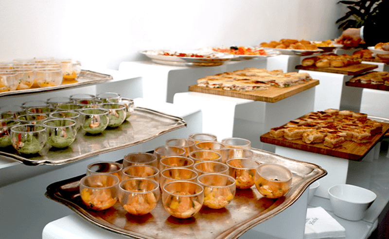 photo d'un buffet avec des petits fours