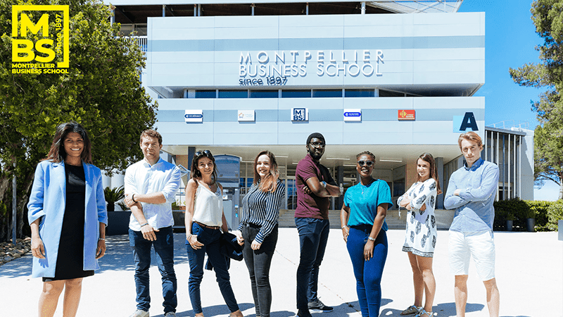groupe d'étudiants devant la Montpellier Business School 