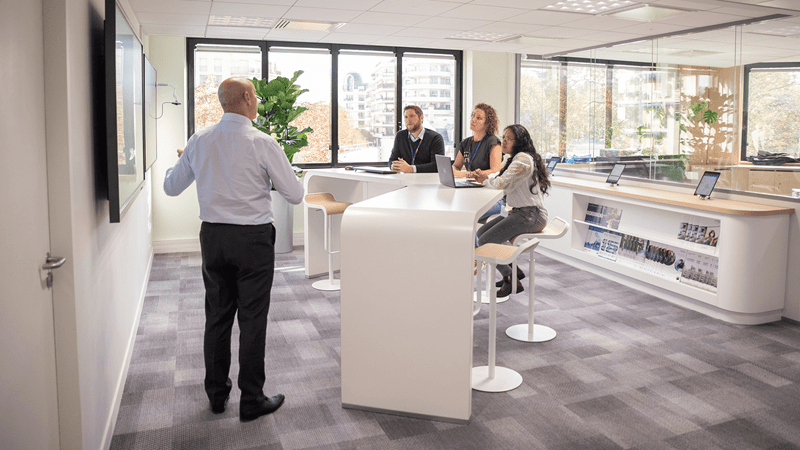 Un formateur et trois personnes assises pour suivre la formation sur la création d'un programme de gestion des risques en voyage et expatriation