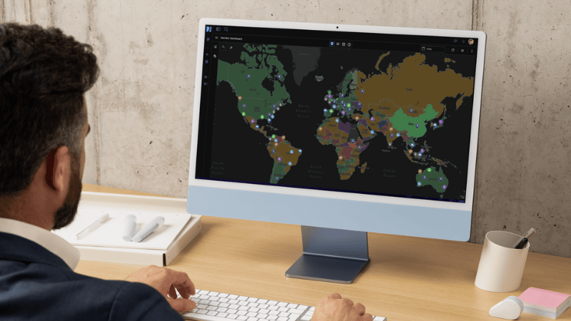Manager regardant la plateforme Quantum sur son ordinateur
