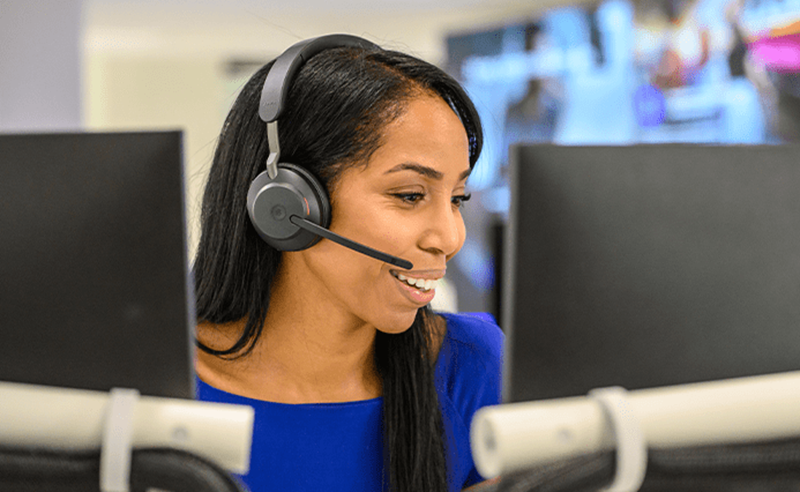 Responsable du centre d'assistance de Paris au téléphone avec un client