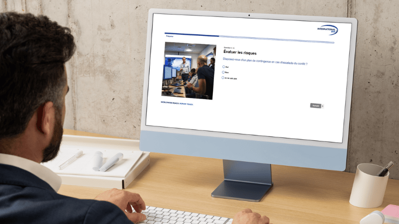 homme répondant au questionnaire d'autoévaluation de gestion de crise d'International SOS