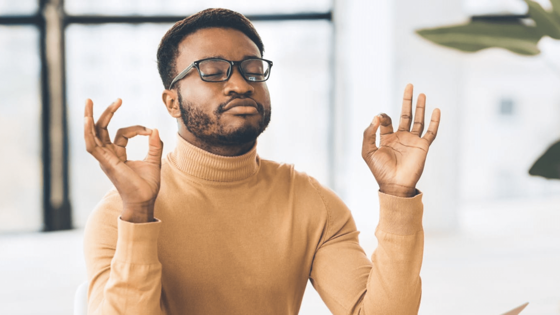 un homme pose en etant detendu