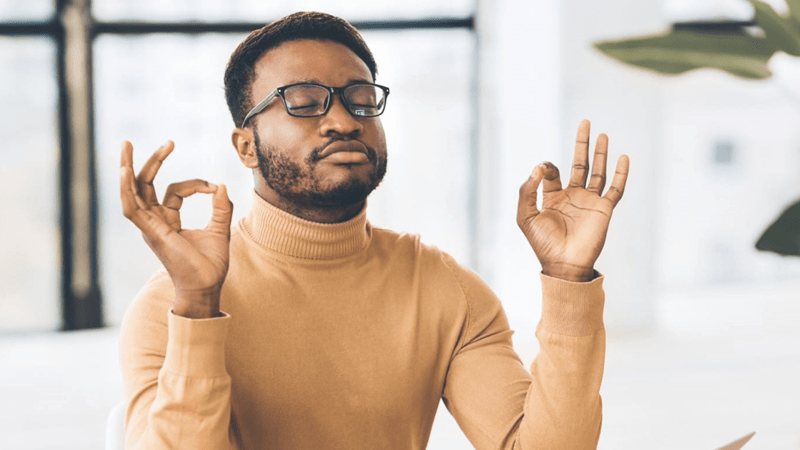 un homme pose en etant detendu un homme pose en etant detendu