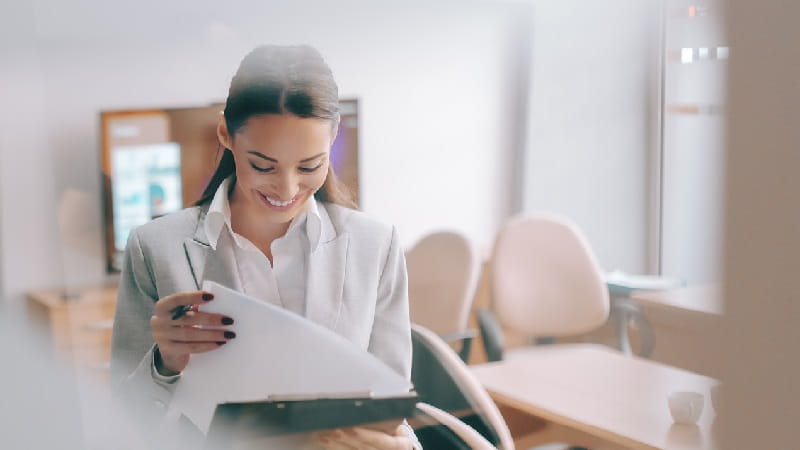 femme lisant le réglement d'International SOS