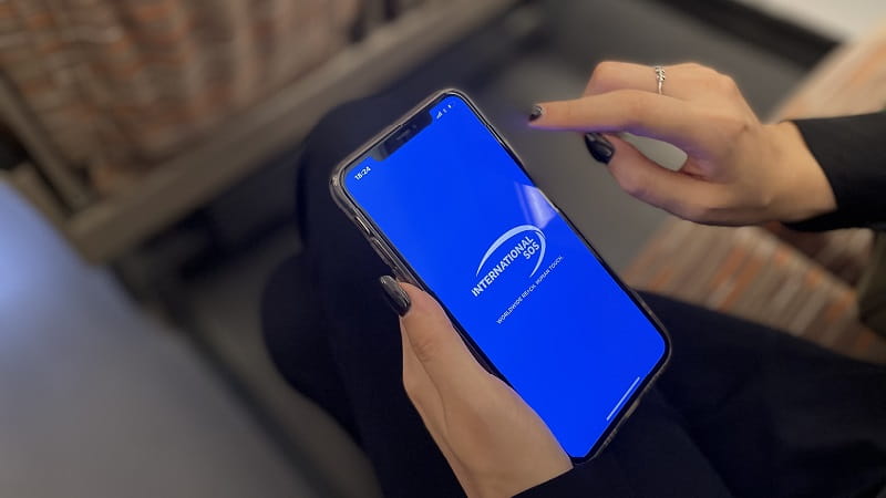 Femme utilisant l'Assistance App