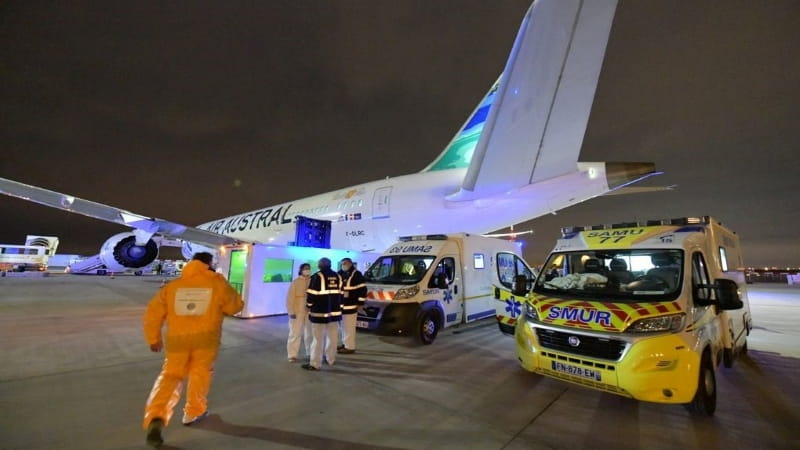 ambulance aérienne sur un aéroport avec un camion de pompiers et une ambulance classique