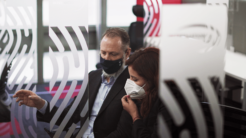 experts en sécurité dans une salle de réunion