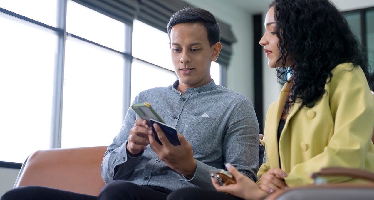 un voyageur et une voyageuse d'affaires regardant leurs passeports 