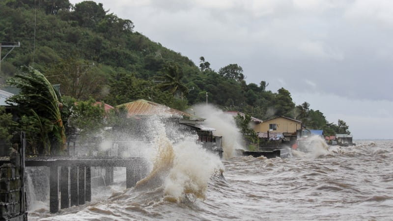 raz de marrée, emportant les habitations au bord de l'eau