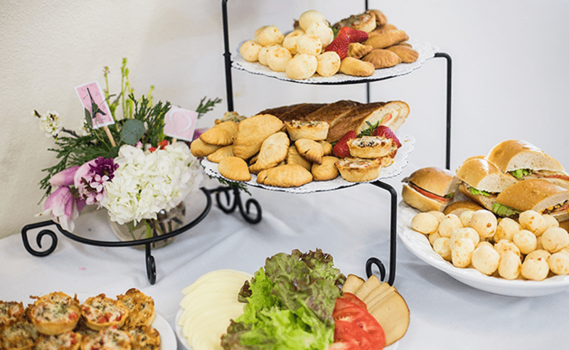 buffet avec des sandwichs, de la charcuterie, du fromage et des pastels