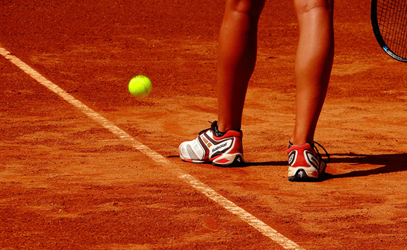 joueuse sur un court de tennis