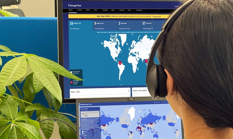 Femme manager de garde, regardant l'écran d'accueil de ManagerView