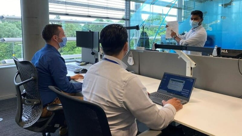 deux salariés en formation avec un expert International SOS